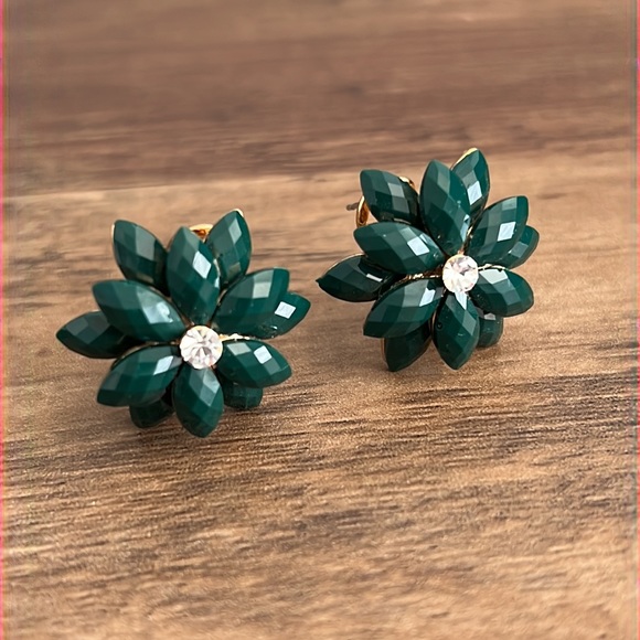 NEW❣️Floral Gem Stud Earrings Emerald Green - Picture 4 of 6